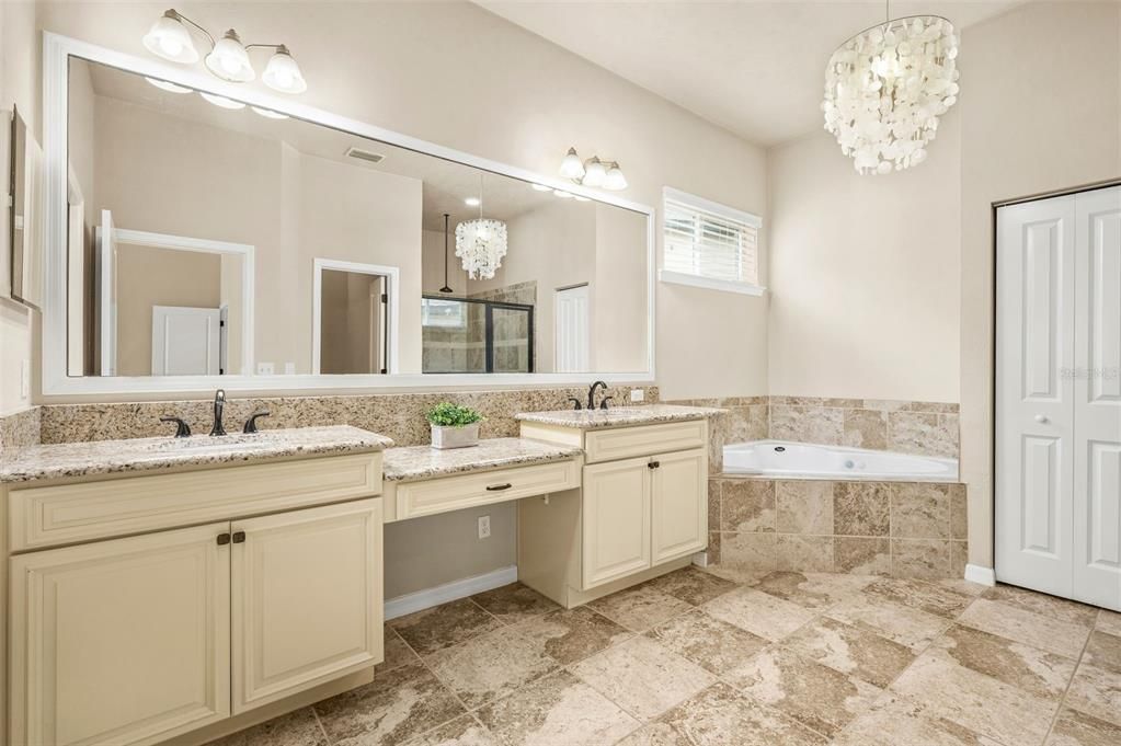 Activo con contrato: $549,000 (4 camas, 3 baños, 2475 Pies cuadrados)