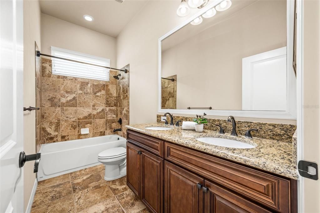 Activo con contrato: $549,000 (4 camas, 3 baños, 2475 Pies cuadrados)