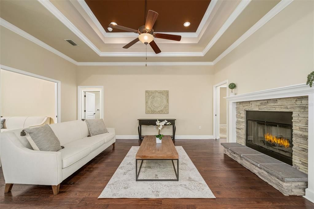 Activo con contrato: $549,000 (4 camas, 3 baños, 2475 Pies cuadrados)