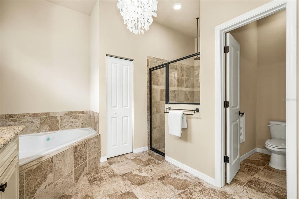 Activo con contrato: $549,000 (4 camas, 3 baños, 2475 Pies cuadrados)