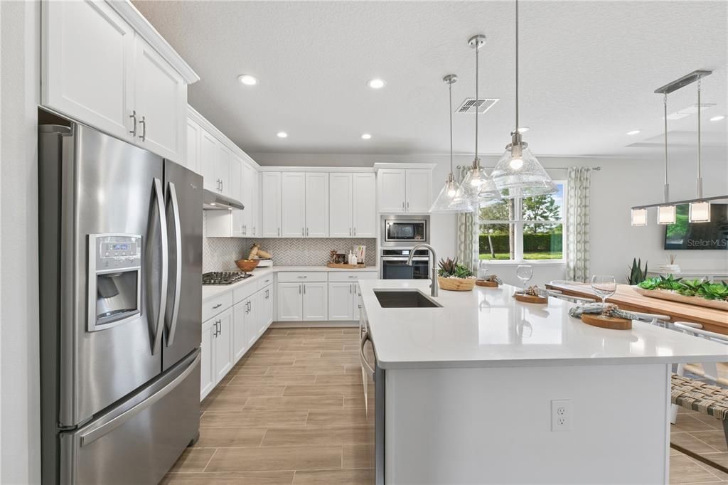 Activo con contrato: $599,000 (4 camas, 3 baños, 2317 Pies cuadrados)