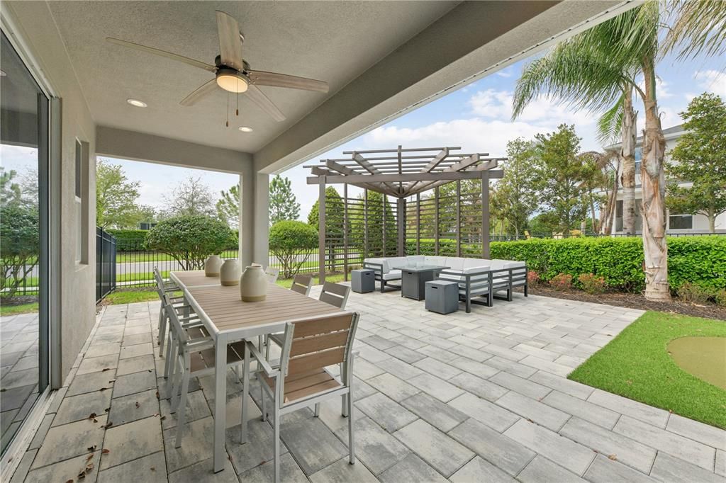Activo con contrato: $599,000 (4 camas, 3 baños, 2317 Pies cuadrados)