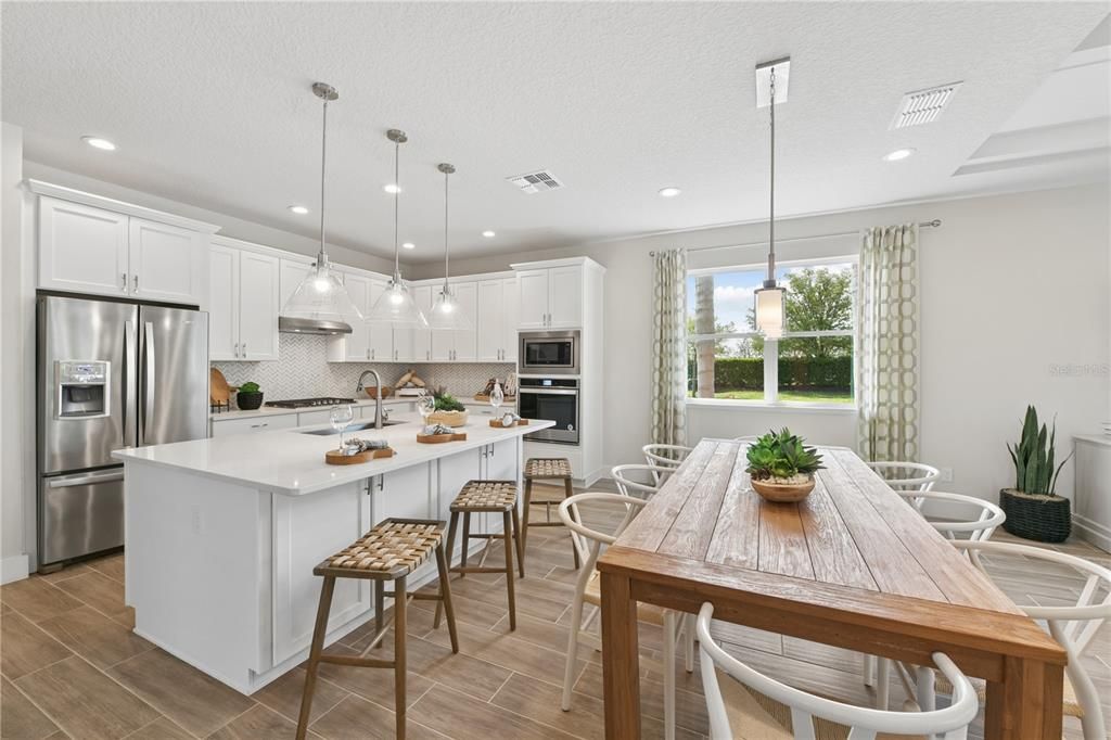 Activo con contrato: $599,000 (4 camas, 3 baños, 2317 Pies cuadrados)