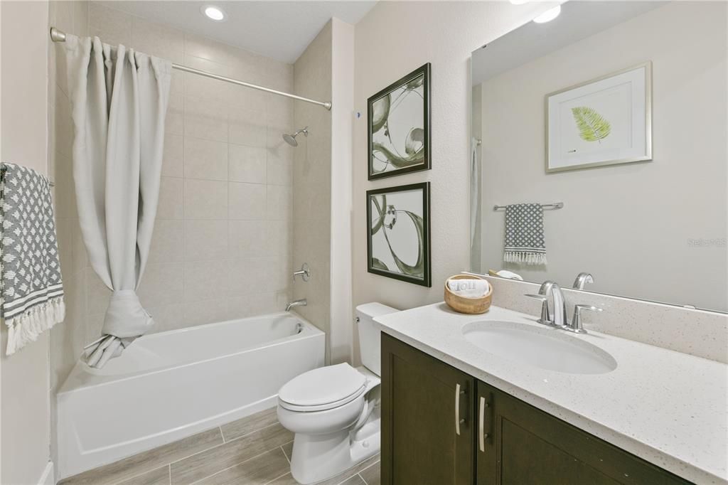 Activo con contrato: $599,000 (4 camas, 3 baños, 2317 Pies cuadrados)