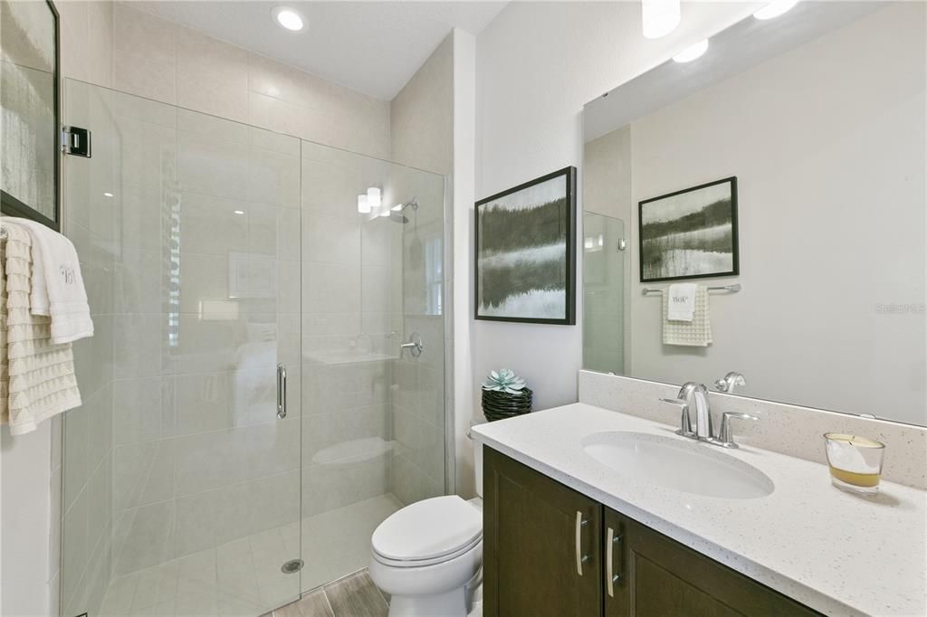 Activo con contrato: $599,000 (4 camas, 3 baños, 2317 Pies cuadrados)