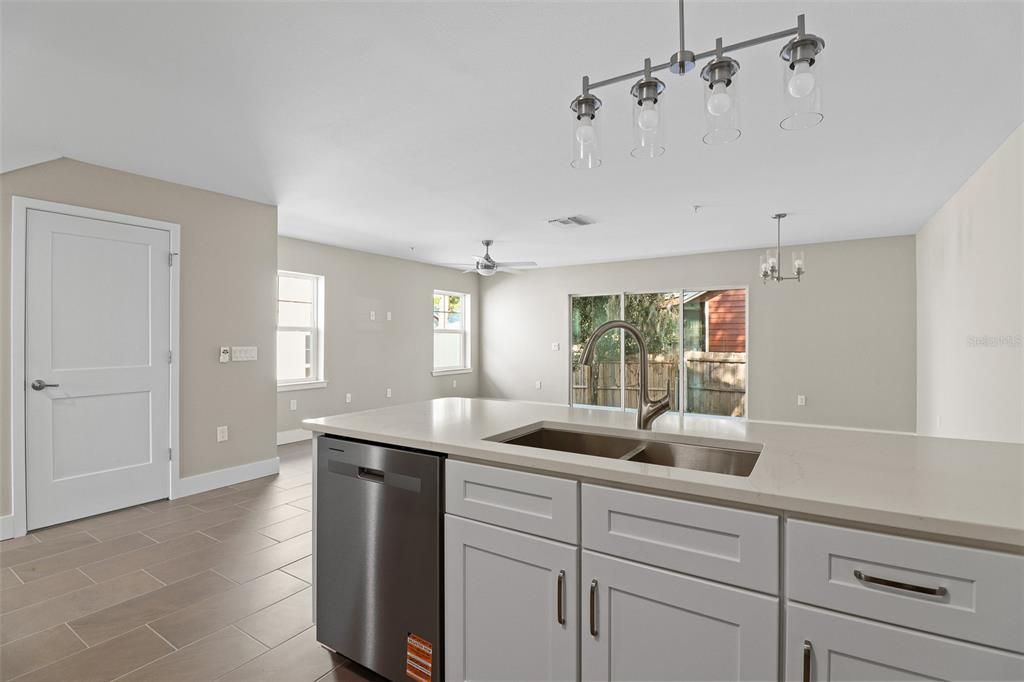 For Rent: $2,300 (3 beds, 2 baths, 1900 Square Feet)