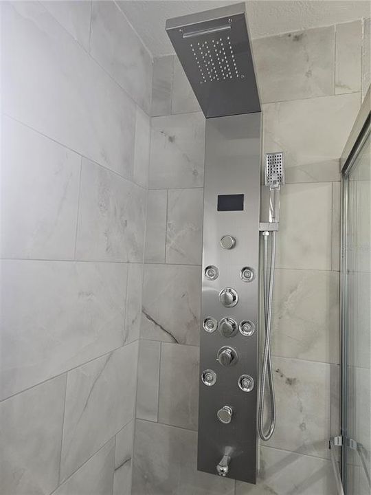 合同活跃: $289,999 (3 贝兹, 2 浴室, 1092 平方英尺)