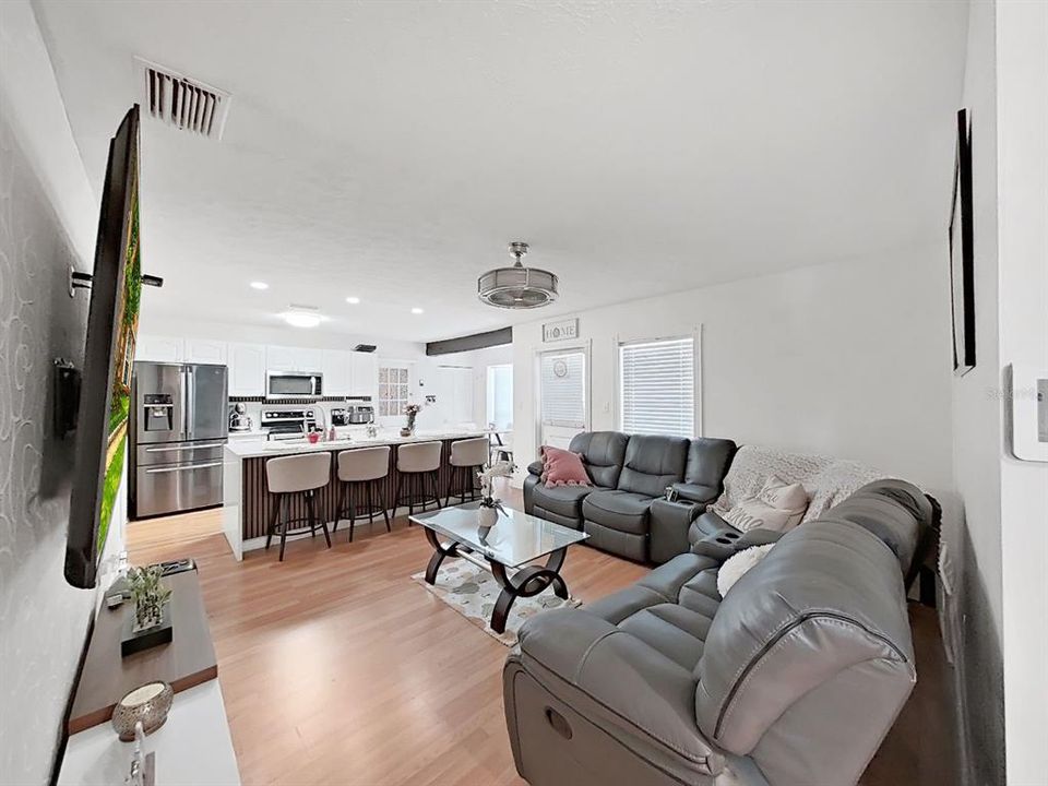 En Venta: $639,000 (4 camas, 2 baños, 1822 Pies cuadrados)