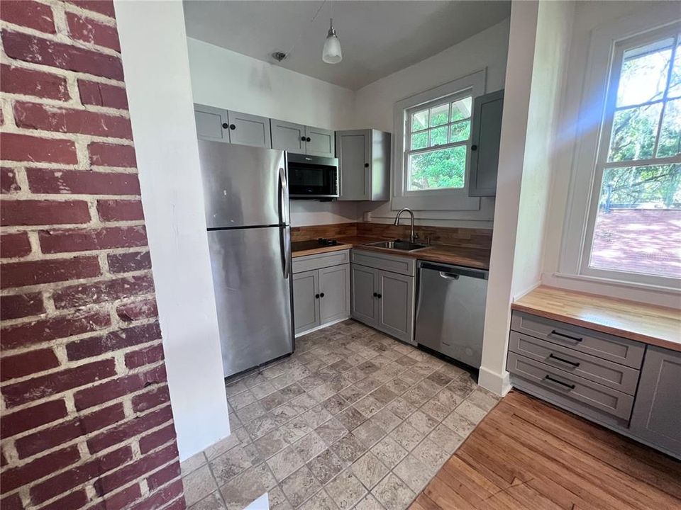 В аренду: $2,700 (4 спален, 2 ванн, 1420 Квадратных фут)