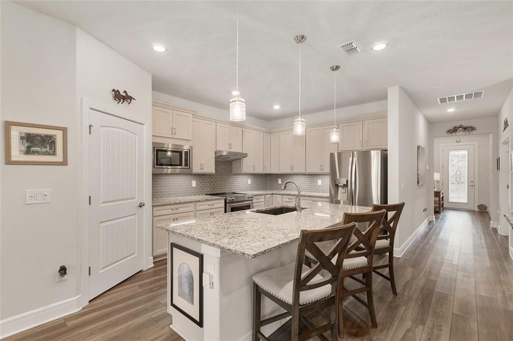 Activo con contrato: $435,000 (2 camas, 2 baños, 1923 Pies cuadrados)