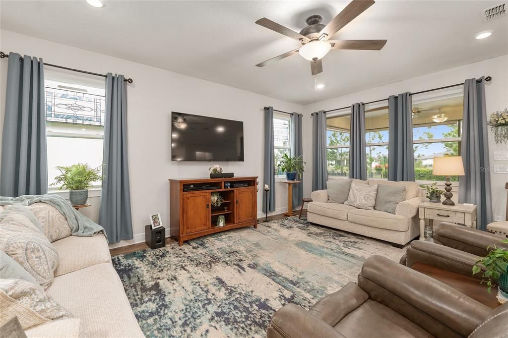 Activo con contrato: $435,000 (2 camas, 2 baños, 1923 Pies cuadrados)