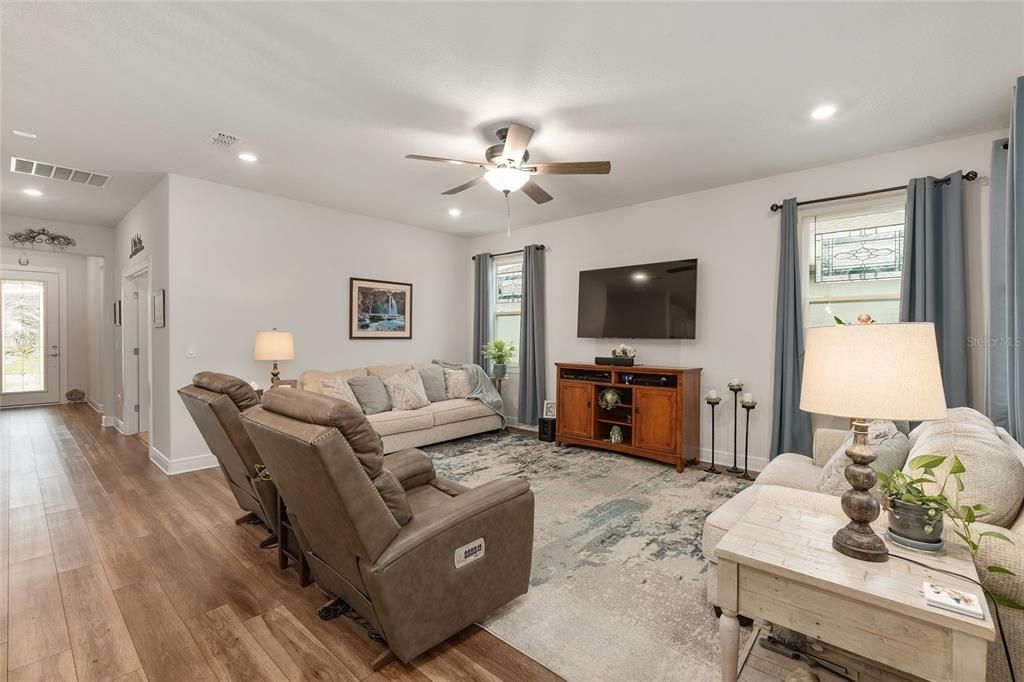 Activo con contrato: $435,000 (2 camas, 2 baños, 1923 Pies cuadrados)