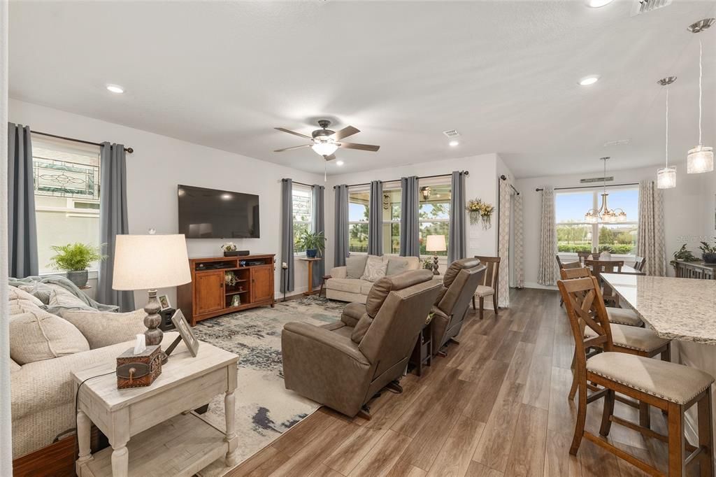 Activo con contrato: $435,000 (2 camas, 2 baños, 1923 Pies cuadrados)