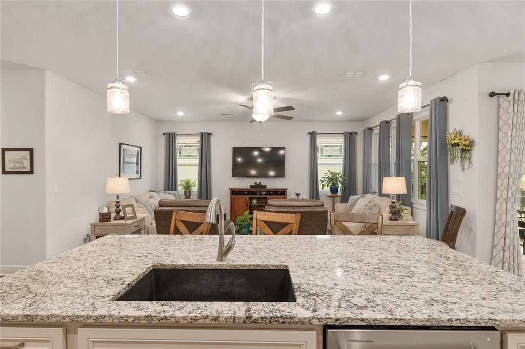 Activo con contrato: $435,000 (2 camas, 2 baños, 1923 Pies cuadrados)