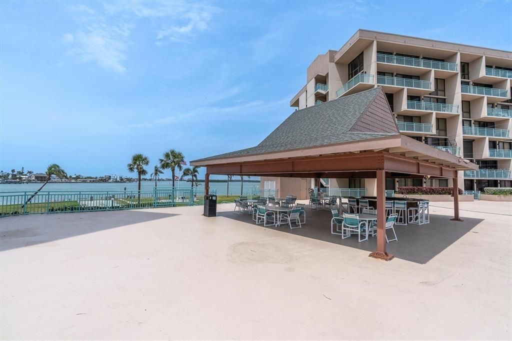 For Sale: $329,900 (2 beds, 2 baths, 1175 Square Feet)