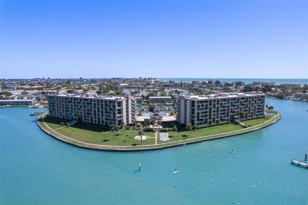 For Sale: $329,900 (2 beds, 2 baths, 1175 Square Feet)