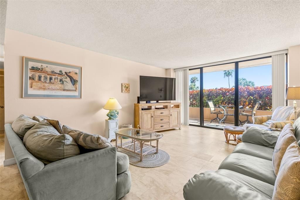 For Sale: $329,900 (2 beds, 2 baths, 1175 Square Feet)