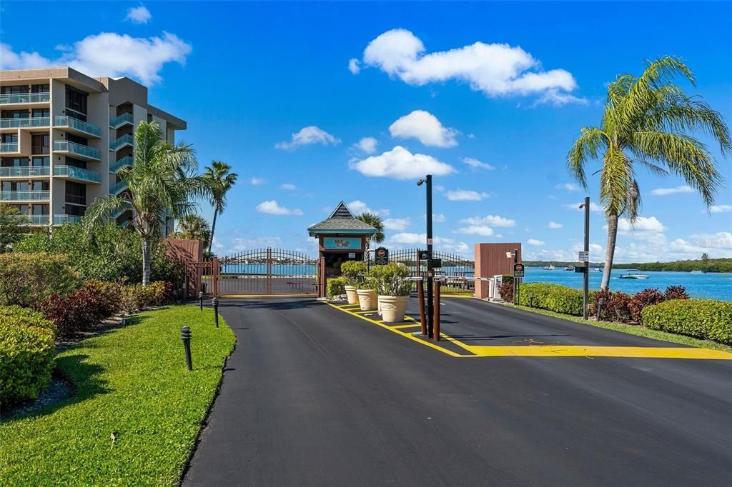 For Sale: $329,900 (2 beds, 2 baths, 1175 Square Feet)