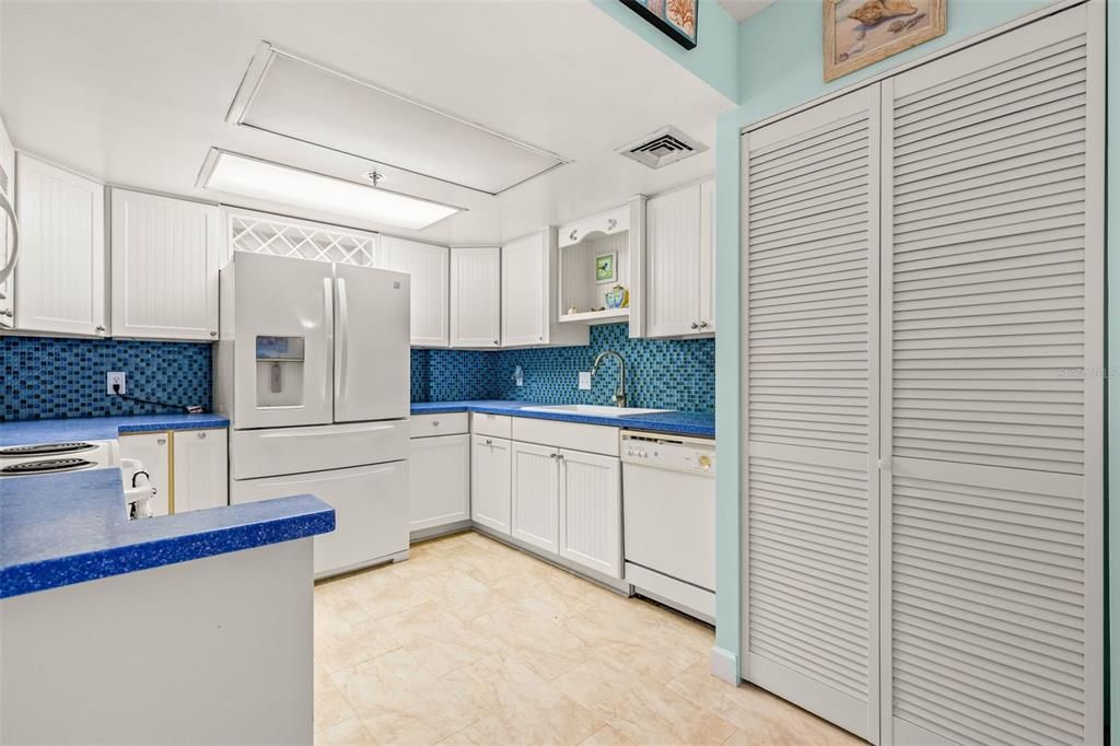 For Sale: $329,900 (2 beds, 2 baths, 1175 Square Feet)