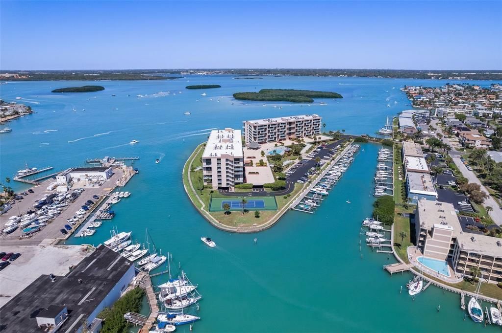 For Sale: $329,900 (2 beds, 2 baths, 1175 Square Feet)