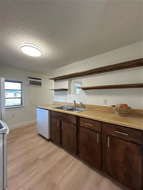 待售: $185,000 (1 贝兹, 1 浴室, 801 平方英尺)