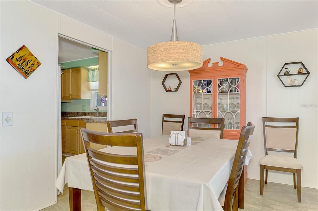 На продажу: $189,000 (4 спален, 2 ванн, 1344 Квадратных фут)