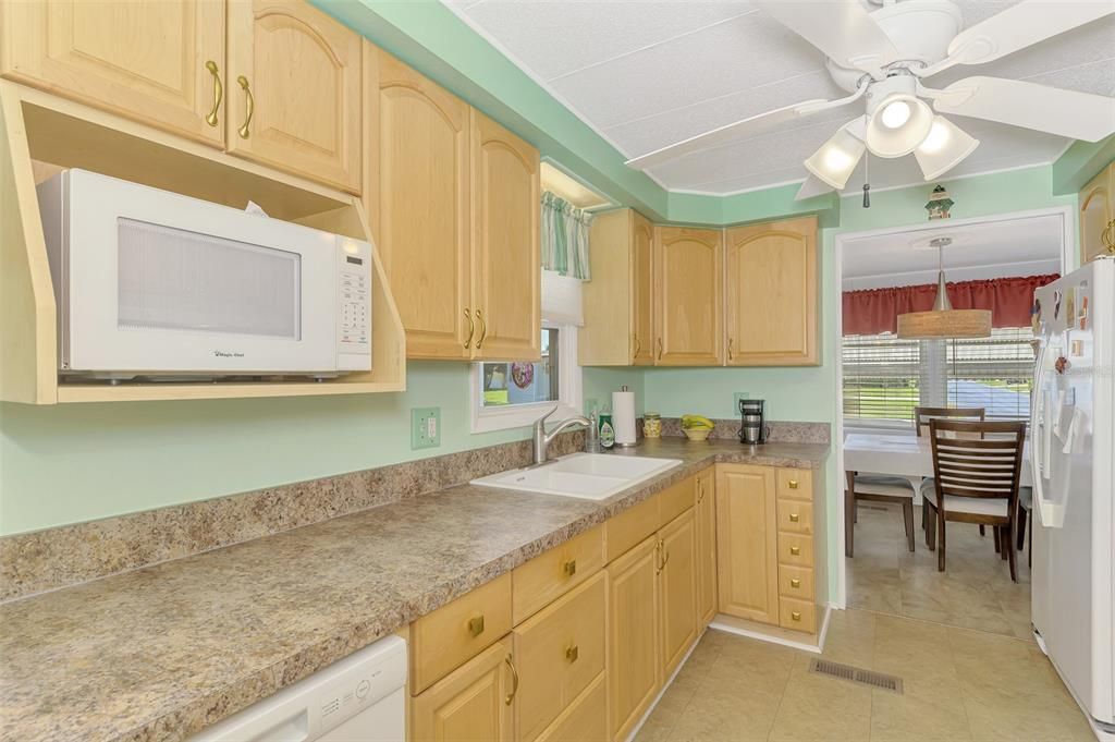 На продажу: $189,000 (4 спален, 2 ванн, 1344 Квадратных фут)