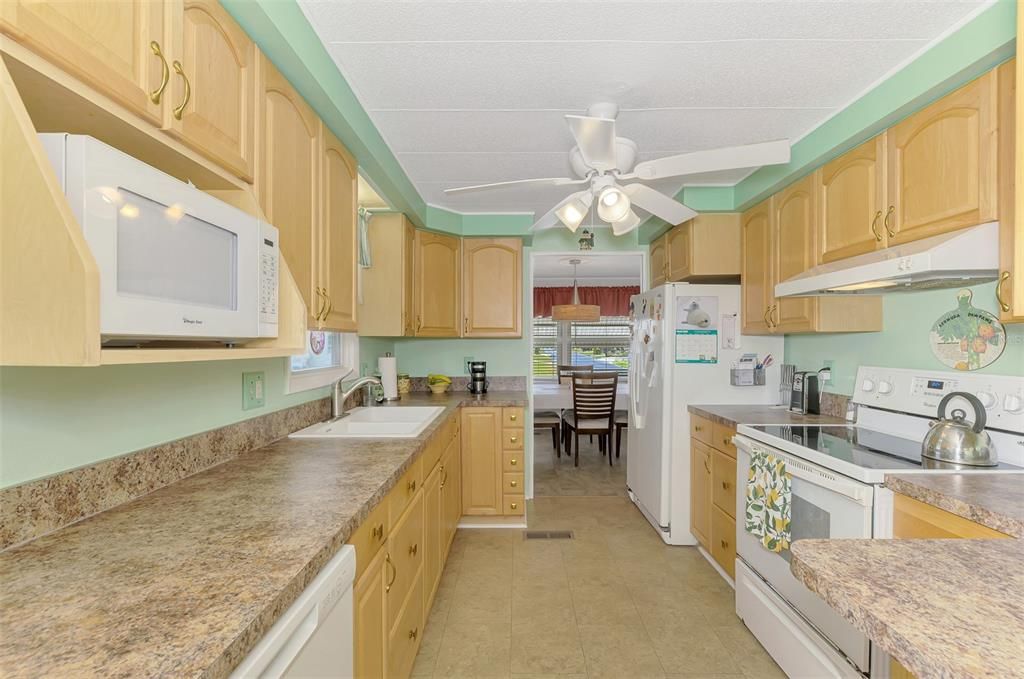 На продажу: $189,000 (4 спален, 2 ванн, 1344 Квадратных фут)