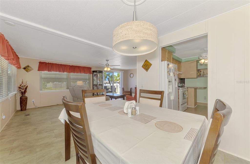 На продажу: $189,000 (4 спален, 2 ванн, 1344 Квадратных фут)