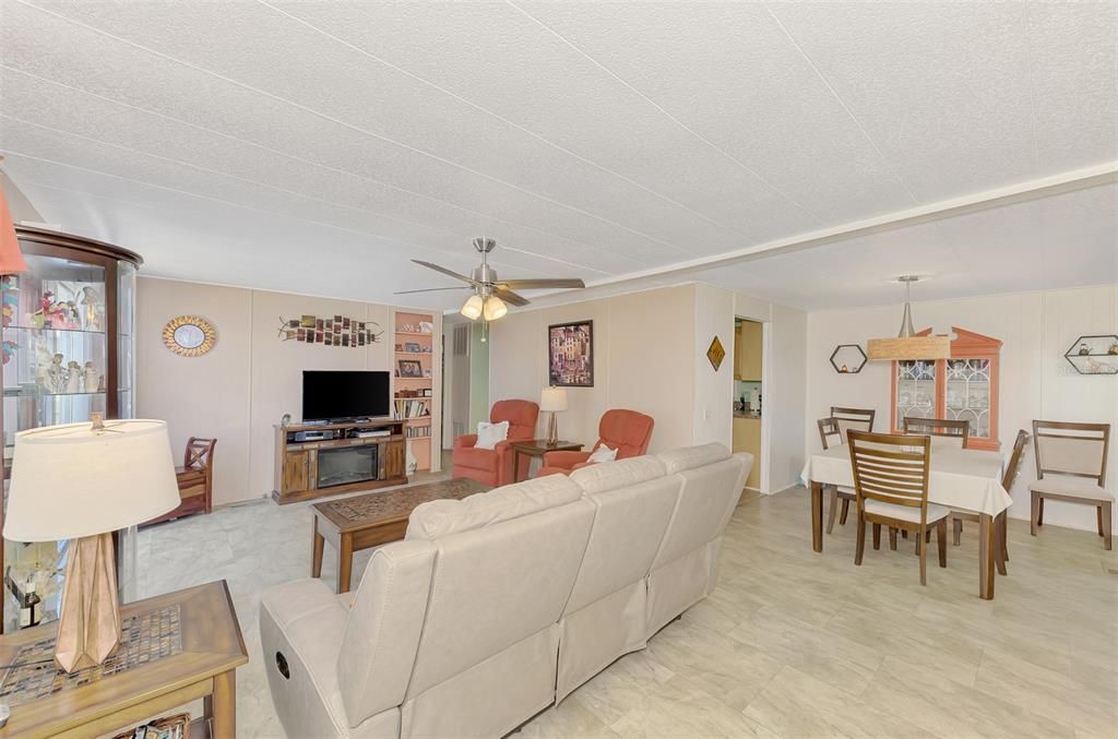 На продажу: $189,000 (4 спален, 2 ванн, 1344 Квадратных фут)