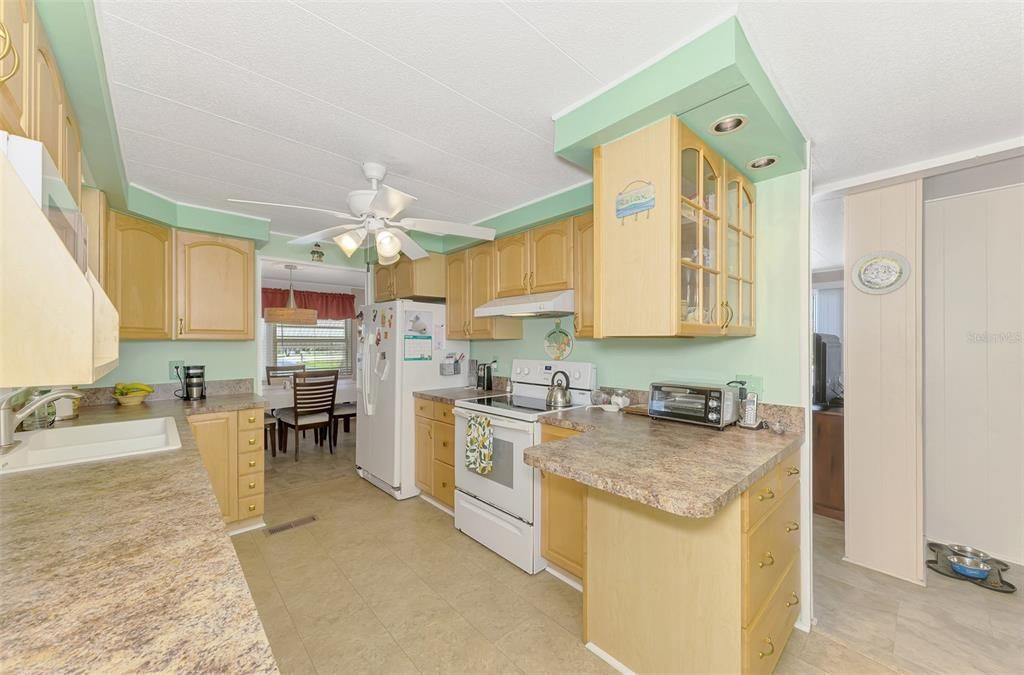 На продажу: $189,000 (4 спален, 2 ванн, 1344 Квадратных фут)