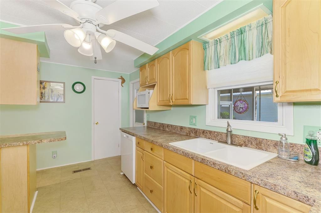 На продажу: $189,000 (4 спален, 2 ванн, 1344 Квадратных фут)