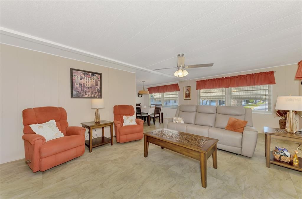 На продажу: $189,000 (4 спален, 2 ванн, 1344 Квадратных фут)