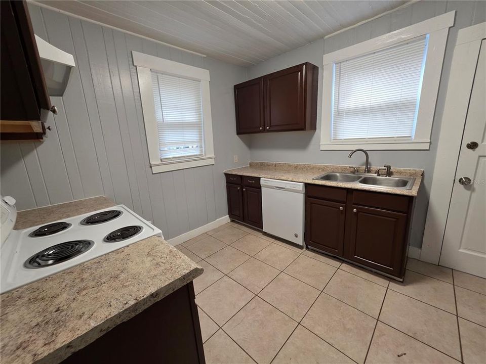 В аренду: $1,299 (2 спален, 1 ванн, 810 Квадратных фут)