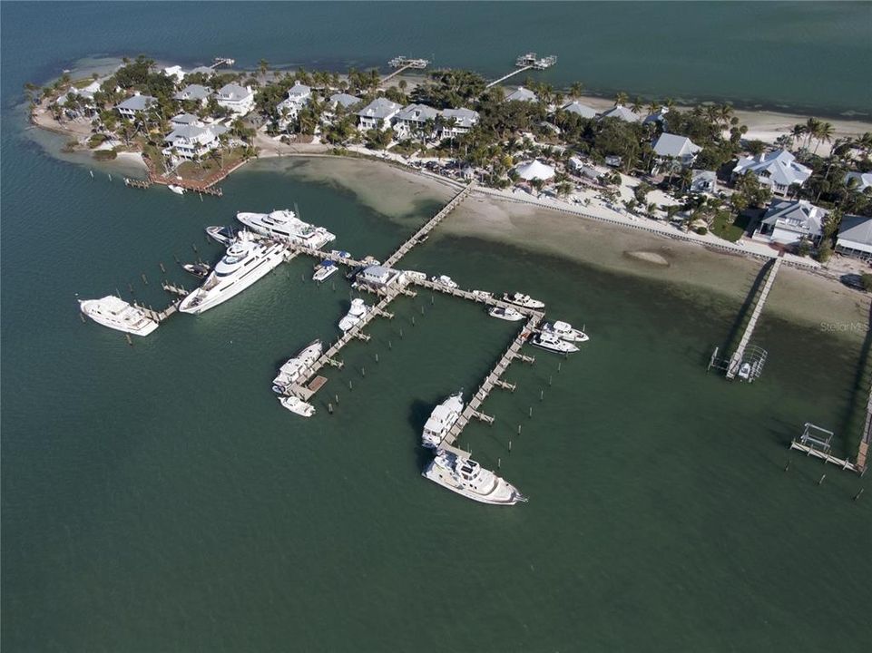 На продажу: $750,000 (0.49 acres)