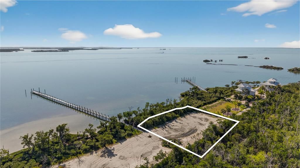 На продажу: $750,000 (0.49 acres)