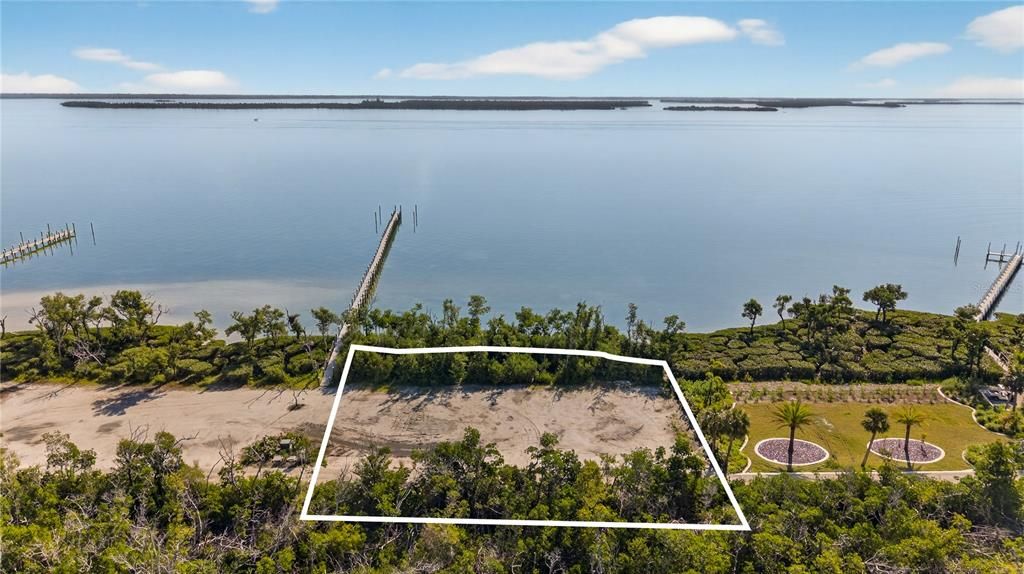 На продажу: $750,000 (0.49 acres)