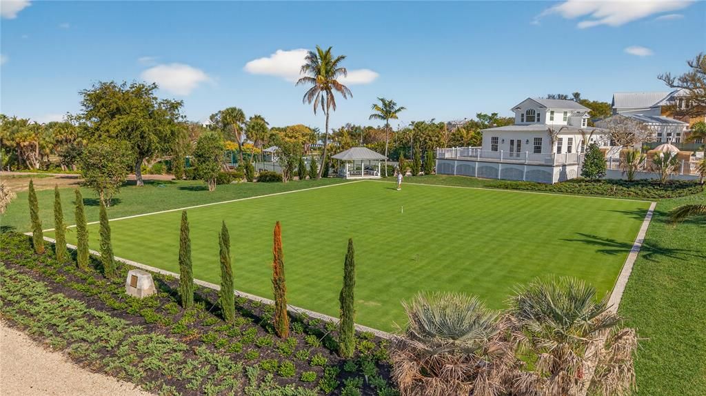 На продажу: $750,000 (0.49 acres)