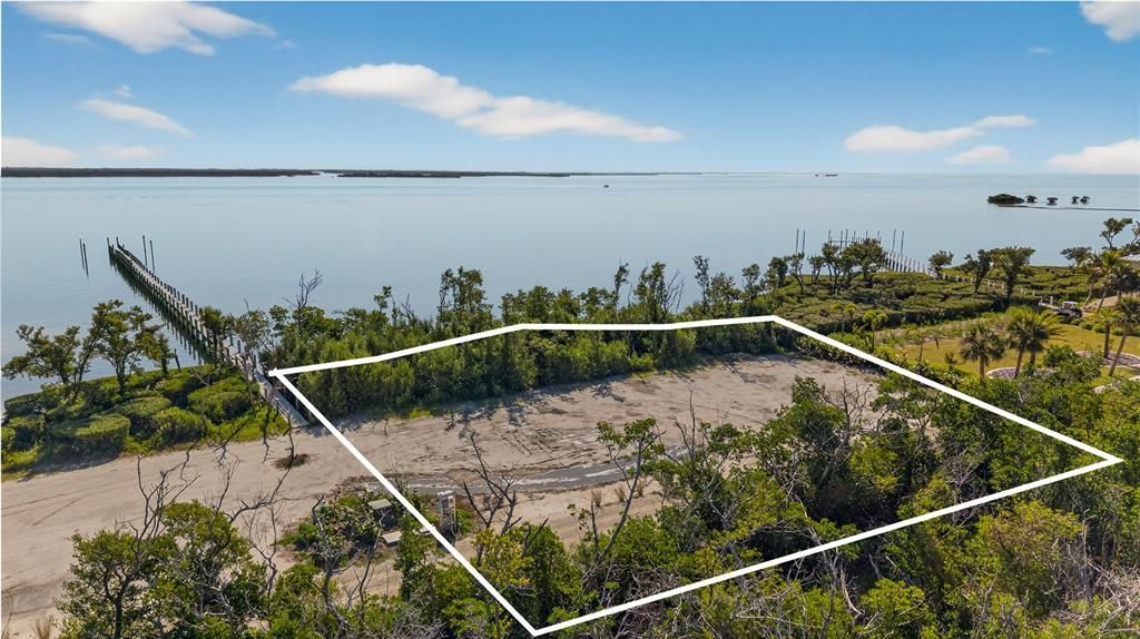 На продажу: $750,000 (0.49 acres)