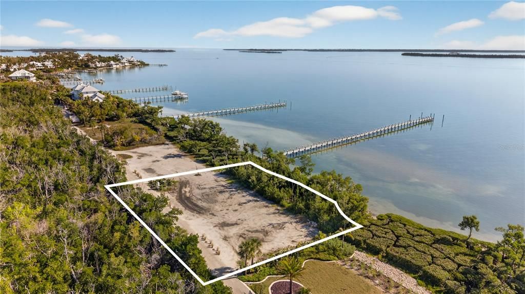 На продажу: $750,000 (0.49 acres)