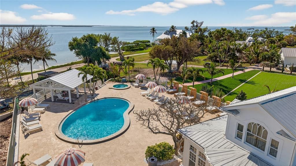 На продажу: $750,000 (0.49 acres)