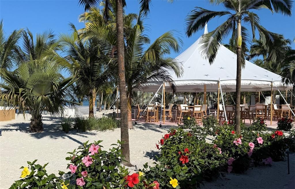 На продажу: $750,000 (0.49 acres)