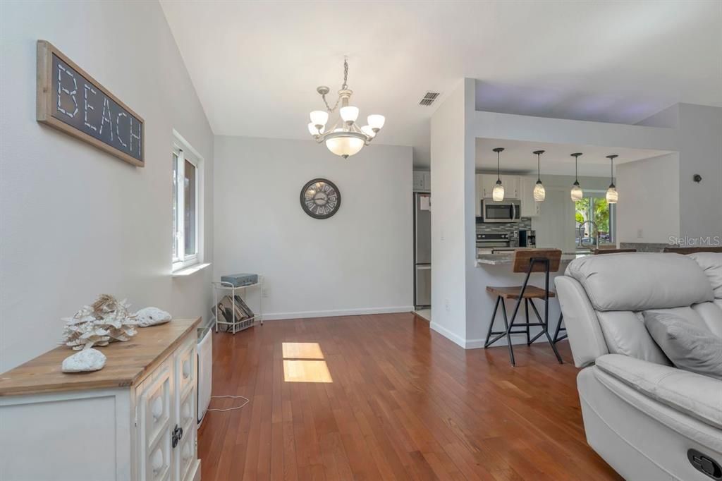 Activo con contrato: $475,000 (3 camas, 2 baños, 1570 Pies cuadrados)