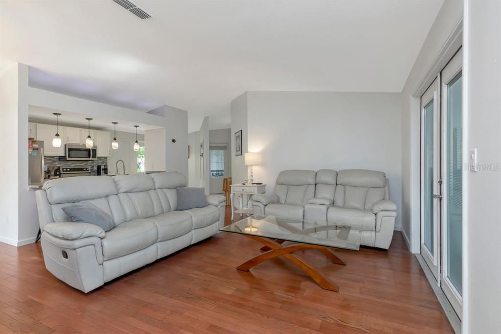 Activo con contrato: $475,000 (3 camas, 2 baños, 1570 Pies cuadrados)