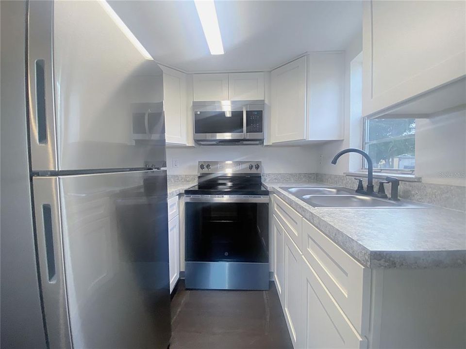В аренду: $895 (2 спален, 1 ванн, 640 Квадратных фут)