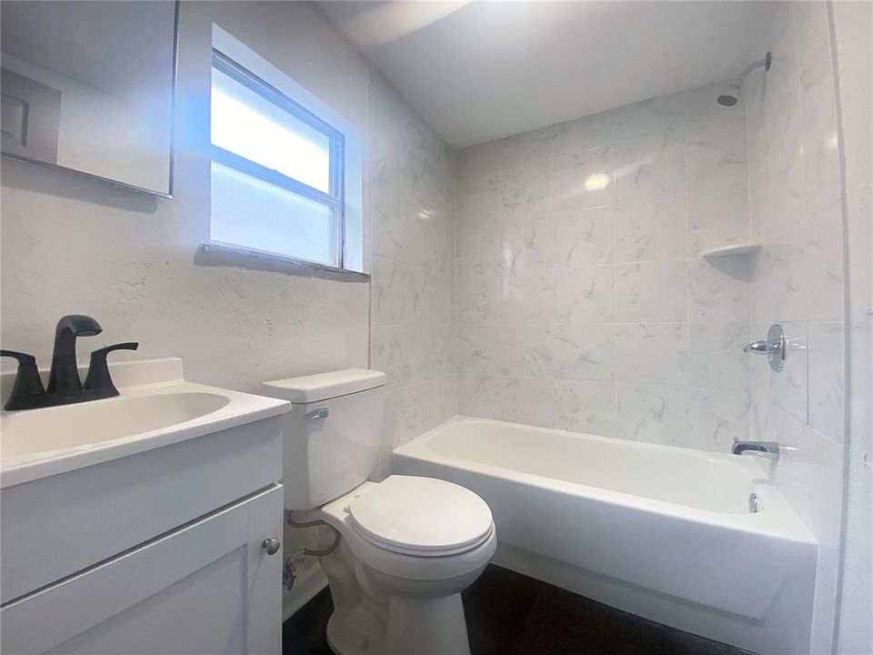 В аренду: $895 (2 спален, 1 ванн, 640 Квадратных фут)