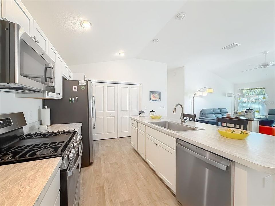 For Sale: $350,000 (3 beds, 2 baths, 1440 Square Feet)