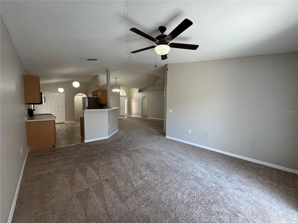 Activo con contrato: $244,900 (3 camas, 2 baños, 1616 Pies cuadrados)