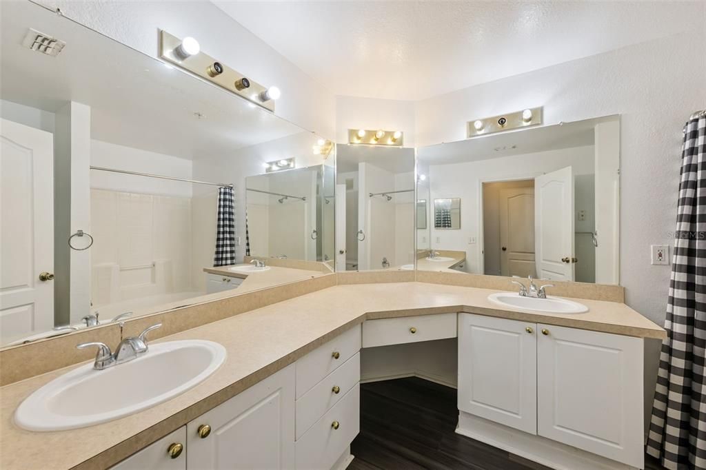 Activo con contrato: $169,900 (2 camas, 2 baños, 1212 Pies cuadrados)