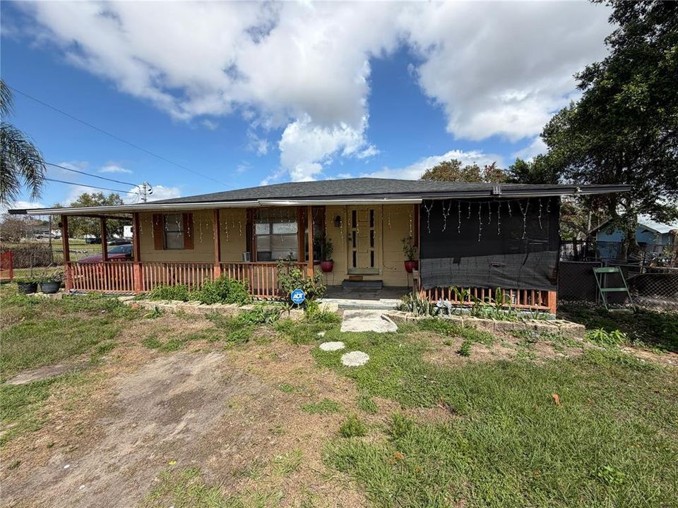 For Sale: $200,000 (3 beds, 1 baths, 916 Square Feet)